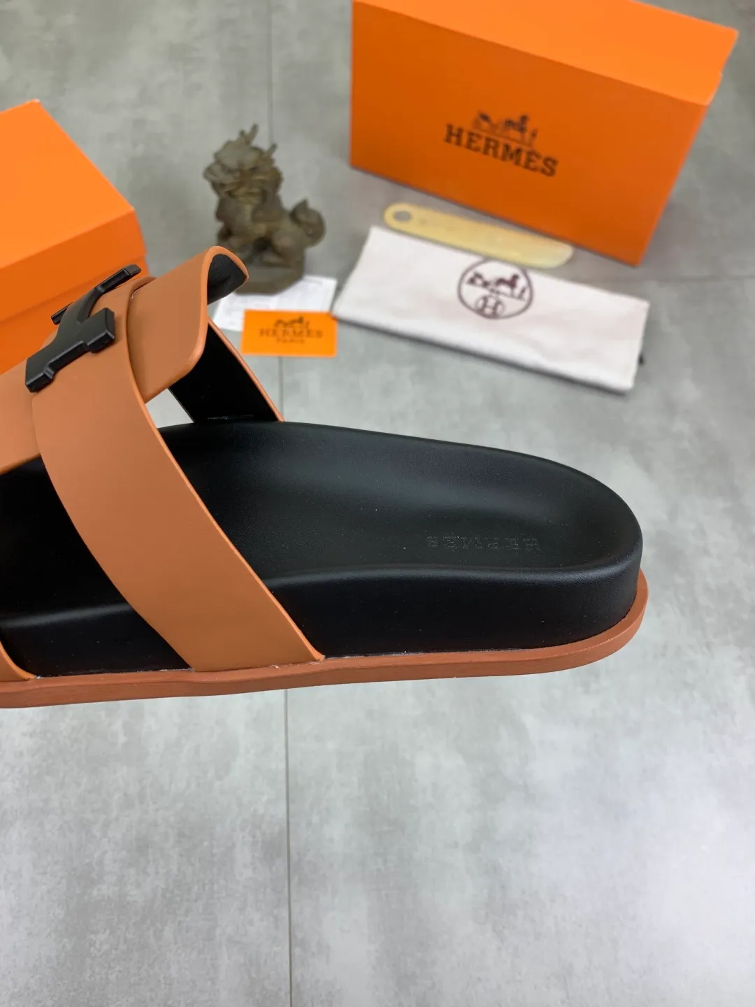 Men's shoes 💰P440 New [HERMES] high-end quality new Hermès slippers, made of imported silk calfskin, wear-resistant and non-slip rubber outsole. Fashionable and elegant code number: 39-44 (38 45 46 customized)